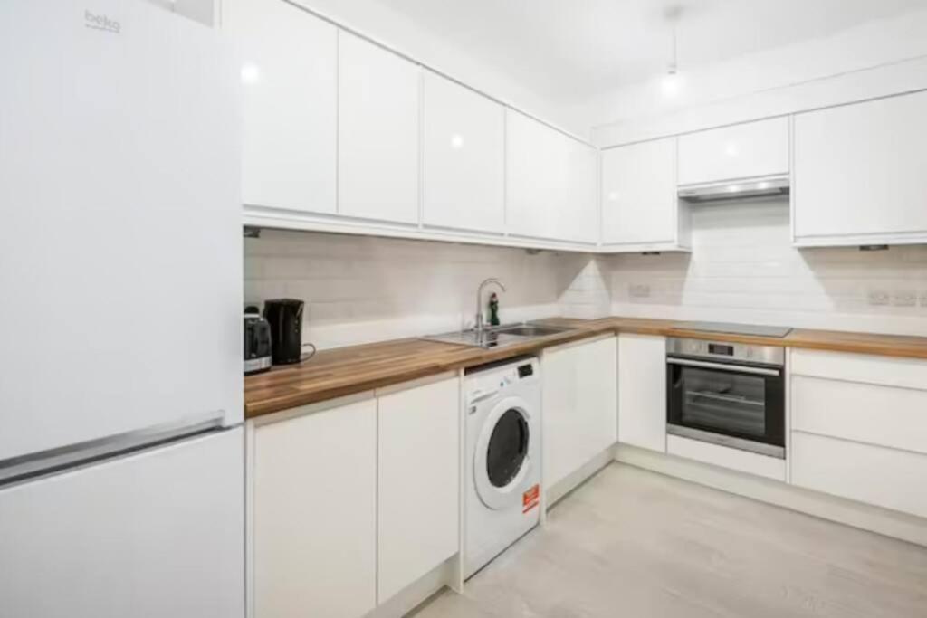 Boutique Modern Hotel Room For Two Near Tube And Bus Stations Londra Dış mekan fotoğraf