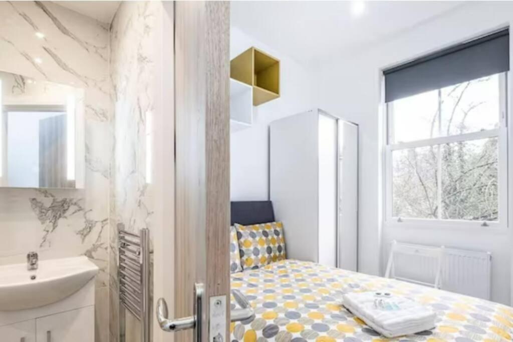 Boutique Modern Hotel Room For Two Near Tube And Bus Stations Londra Dış mekan fotoğraf