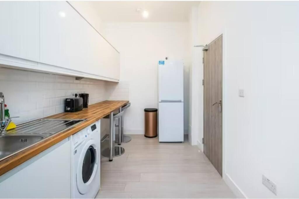 Boutique Modern Hotel Room For Two Near Tube And Bus Stations Londra Dış mekan fotoğraf